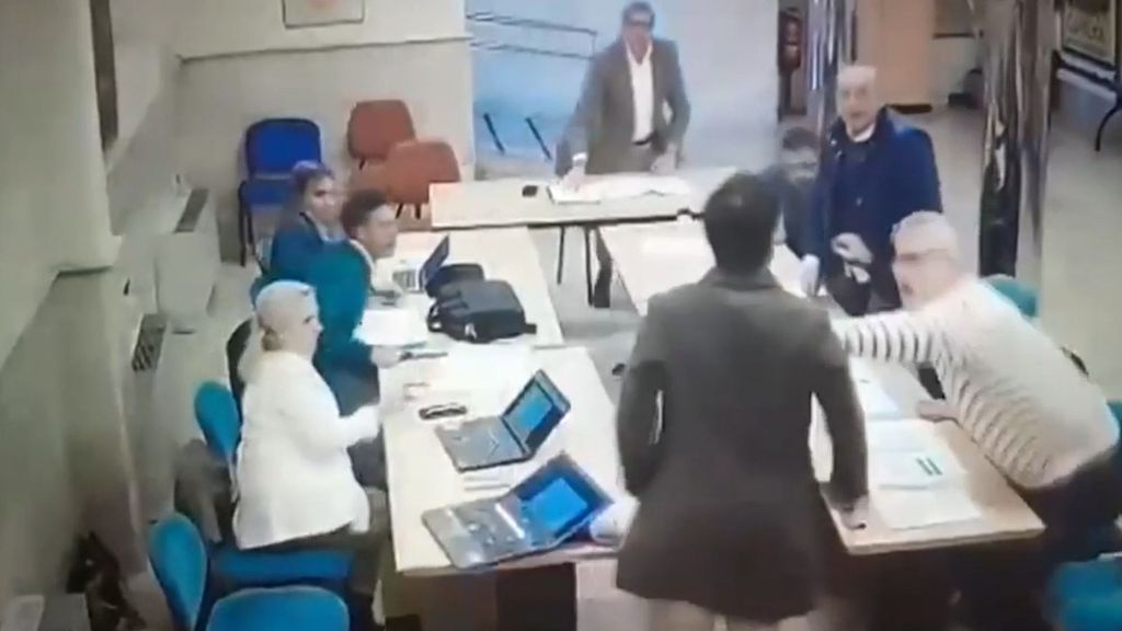 Dimite un concejal del PSOE por lanzarle un vaso a otro de Vox durante un pleno en Aranjuez, Madrid