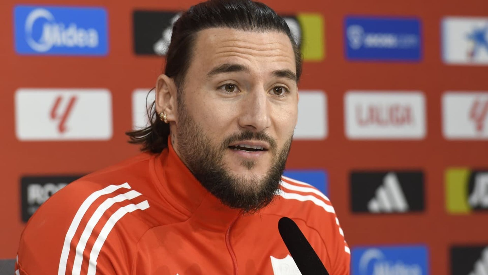 Nemanja Gudelj, en sala de prensa