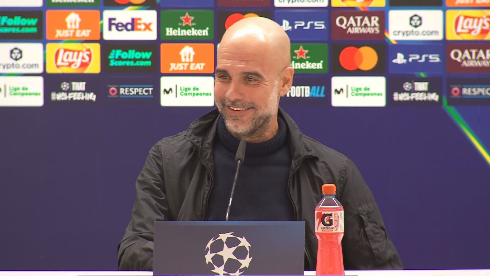 Pep Guardiola riéndose en rueda de prensa