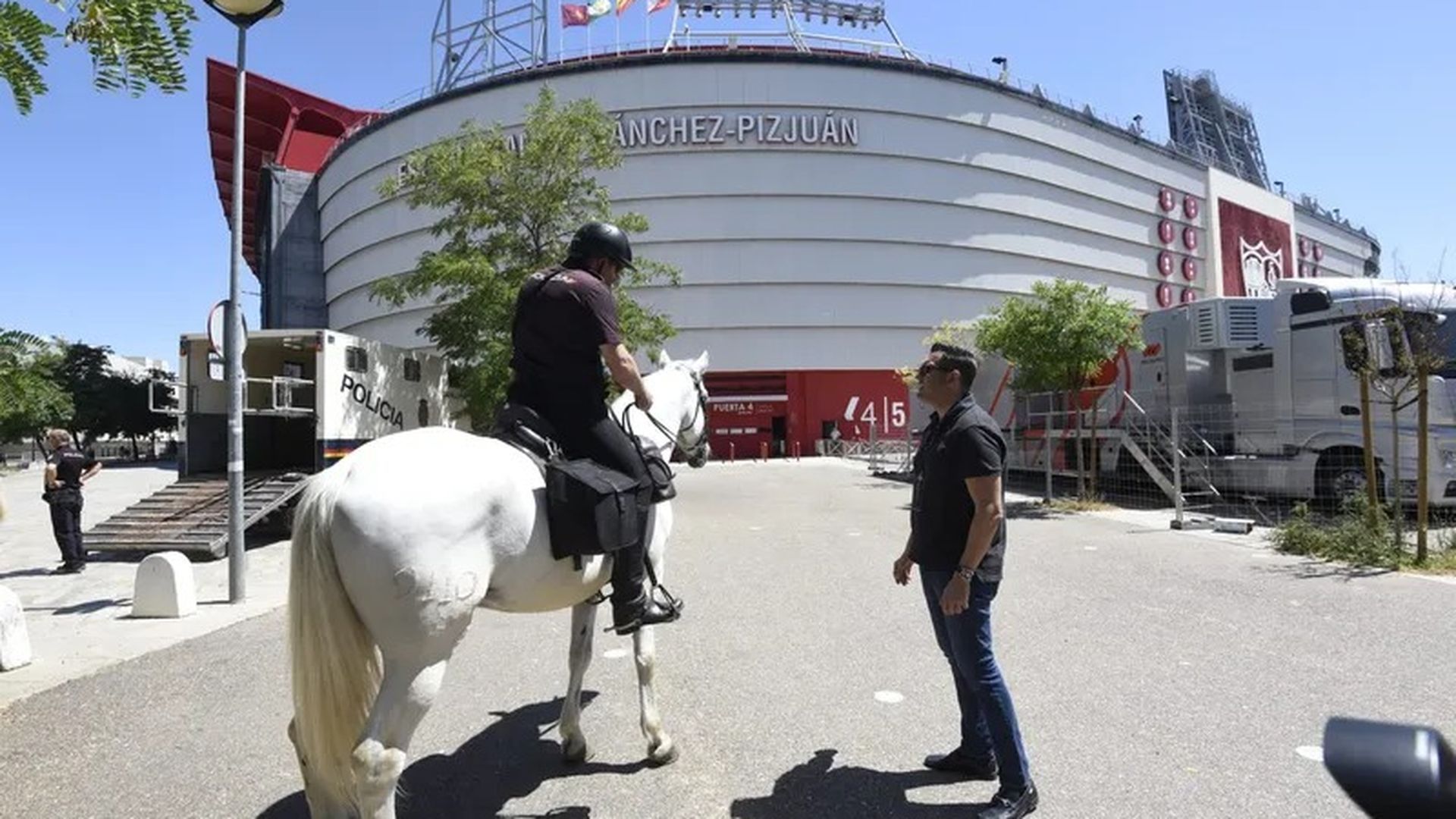 Policía Nacional junto al Sánchez-Pizjuán
