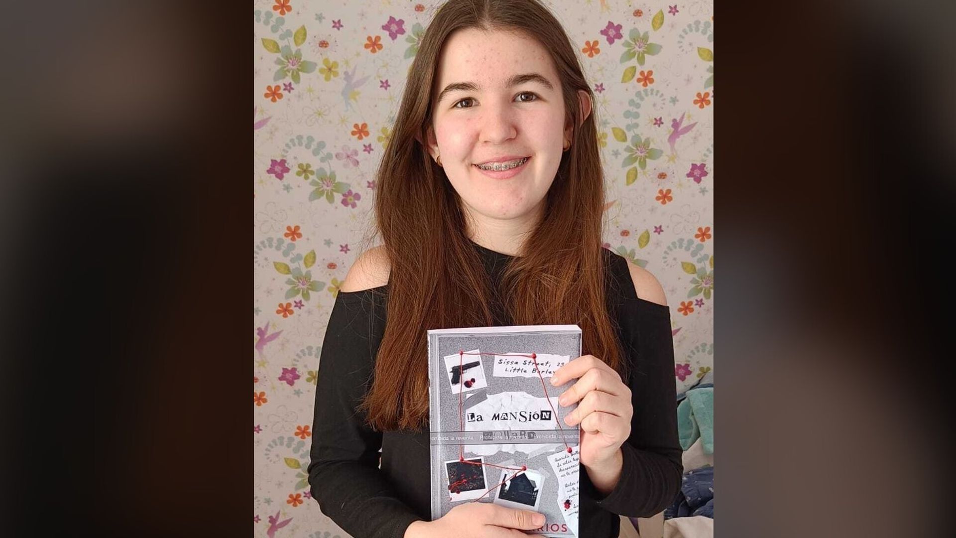 Raquel Barrios con su novela, 'La mansión Howard'