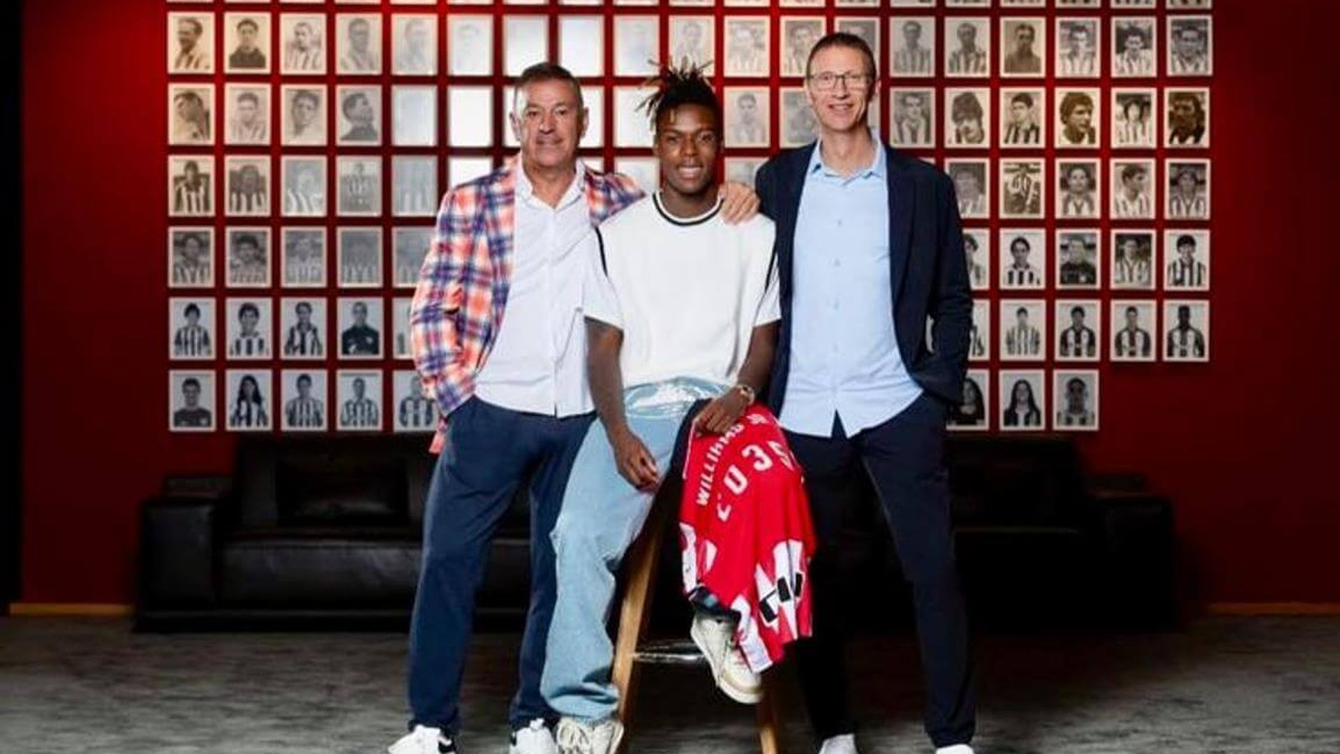 Félix Tainta y Juani Oyaga posan con Nico Williams en San Mamés