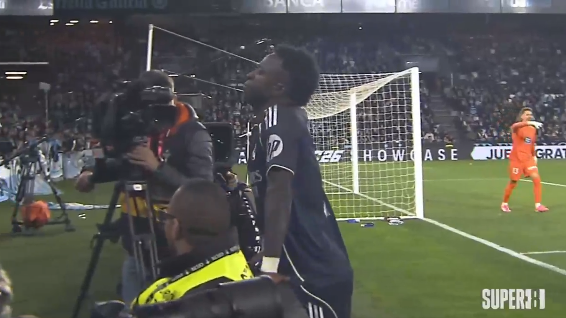 Vinicius mira a una de las gradas de Balaídos