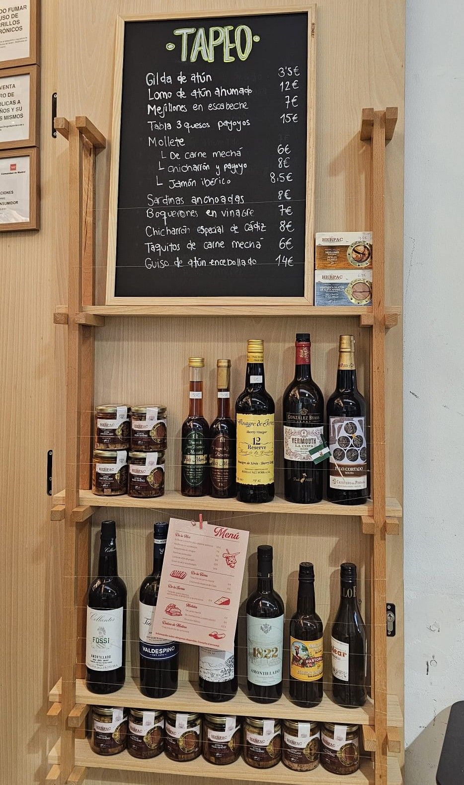 Un tabanco dentro de un mercado gastronómico de Madrid