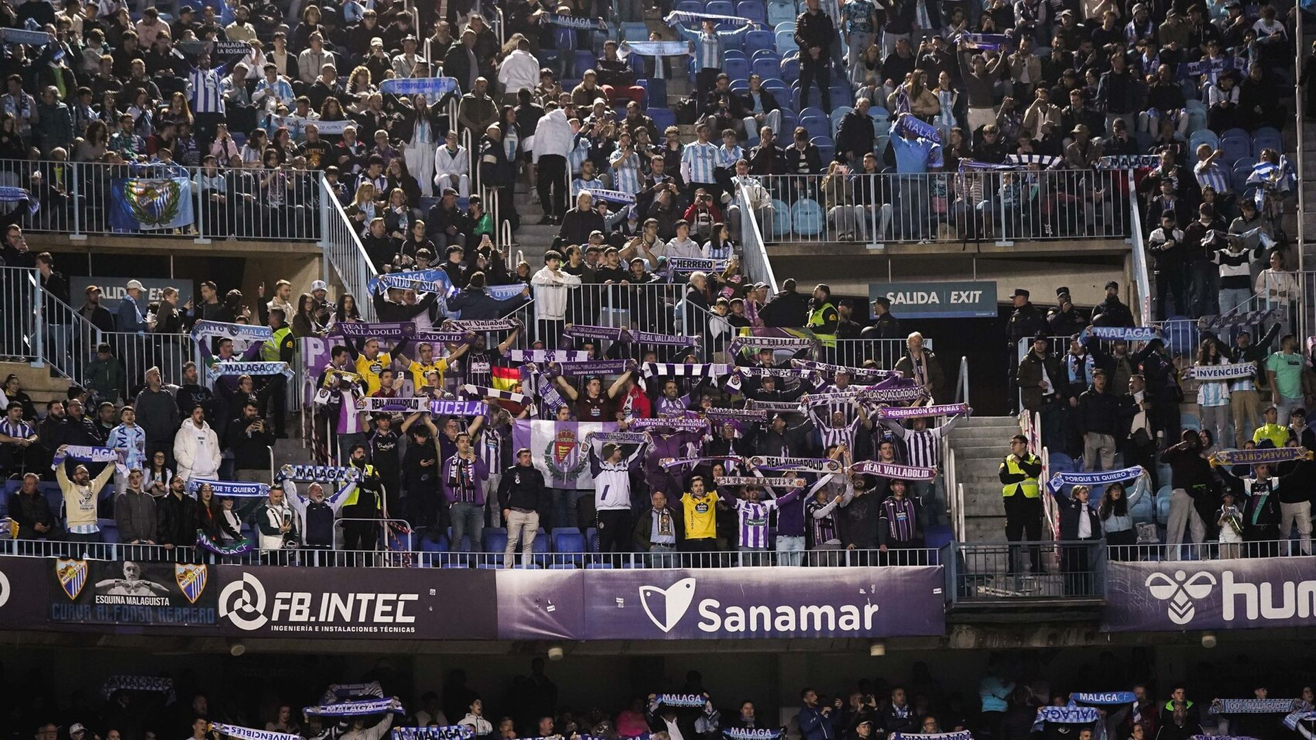 Afición del Real Valladolid en La Rosaleda.
