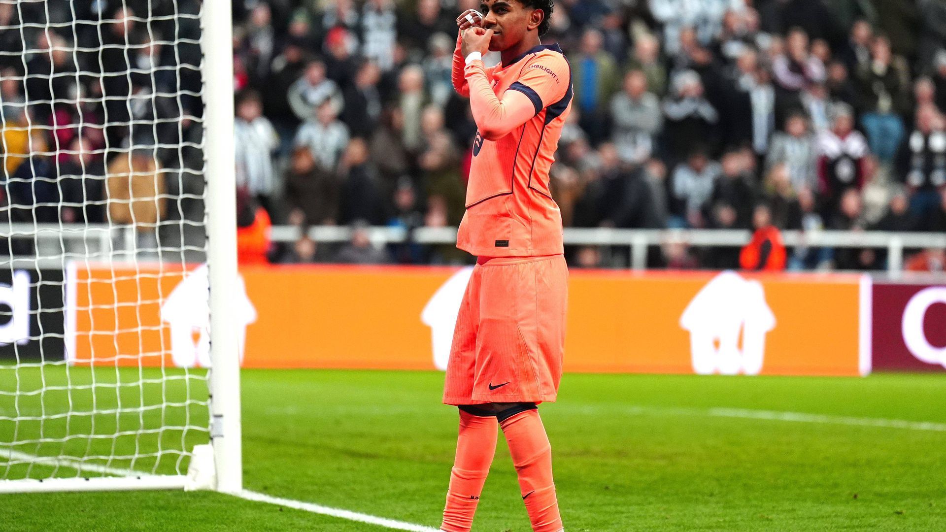 Celebración de Lamine Yamal en el Newcastle-Barcelona