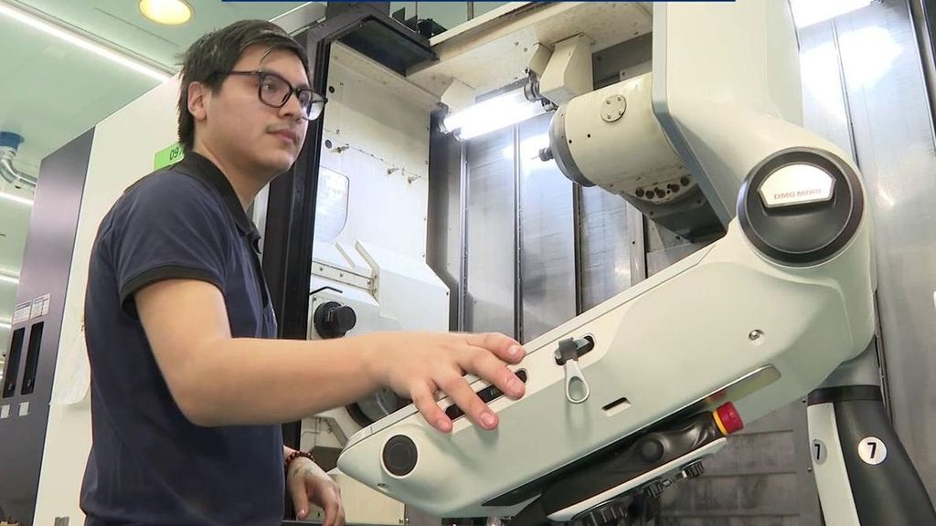 Defensa busca talento entre los jóvenes: El 90% de becarios se queda con hasta 2.000 euros al mes de sueldo