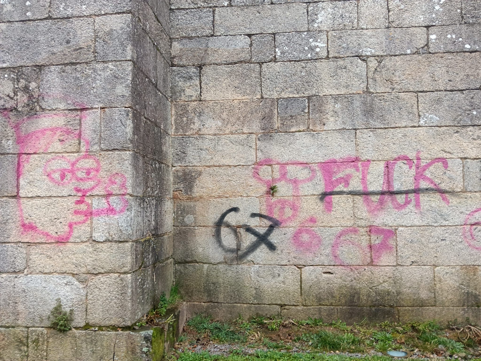 Detalle de algunas de las pintadas aparecidas en las paredes de la iglesia de Santa Susana de Santiago