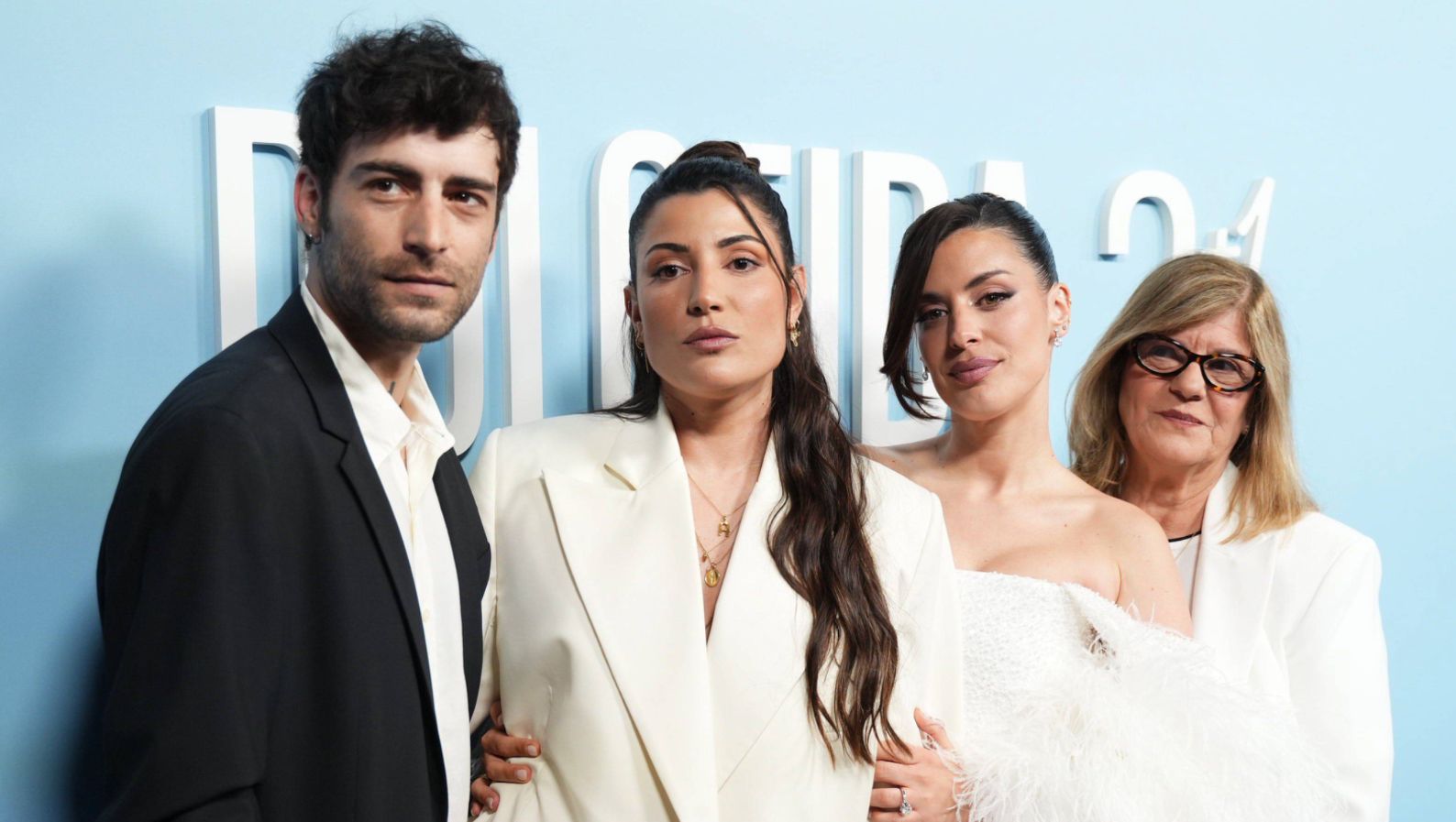 Dulceida junto a Alba Paul, su hermano Álex y su madre en la premiere de su documental