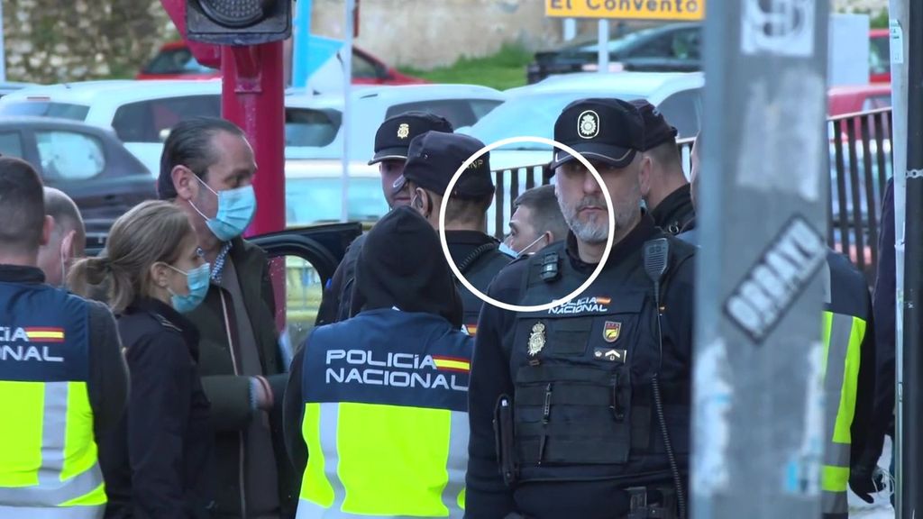 El acusado de provocar el incendio mortal de Miranda salió de prisión hace 20 días: ha participado esposado en el registro