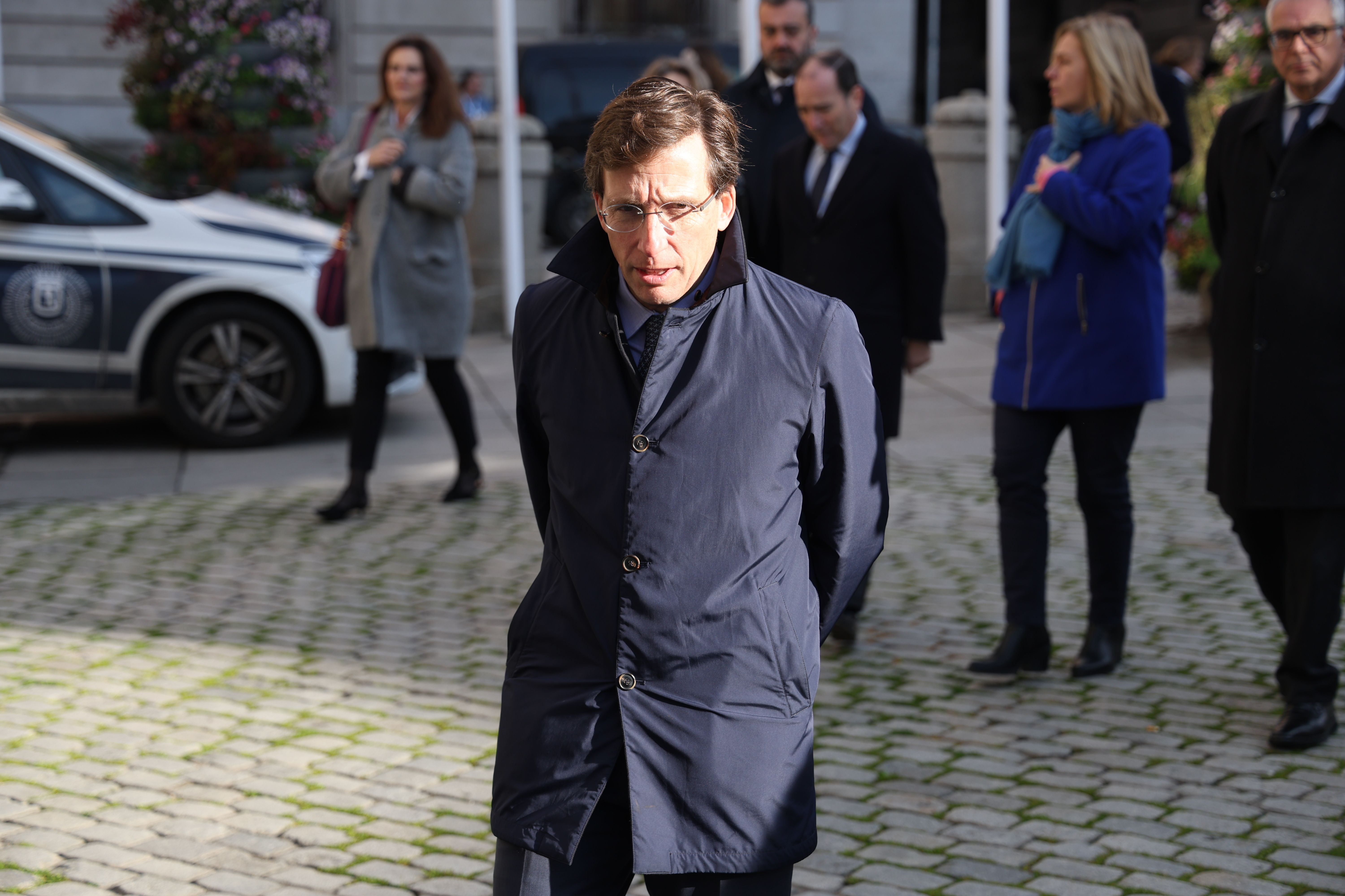 El alcalde de Madrid, José Luis Martínez-Almeida, en la capilla ardiente de Raúl del Pozo