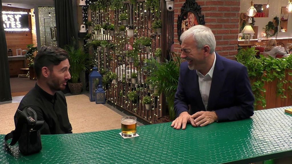 El ataque de risa de Carlos Sobera al saber lo que busca en el amor un soltero de 'First Dates': "Lo tuyo tiene valor"
