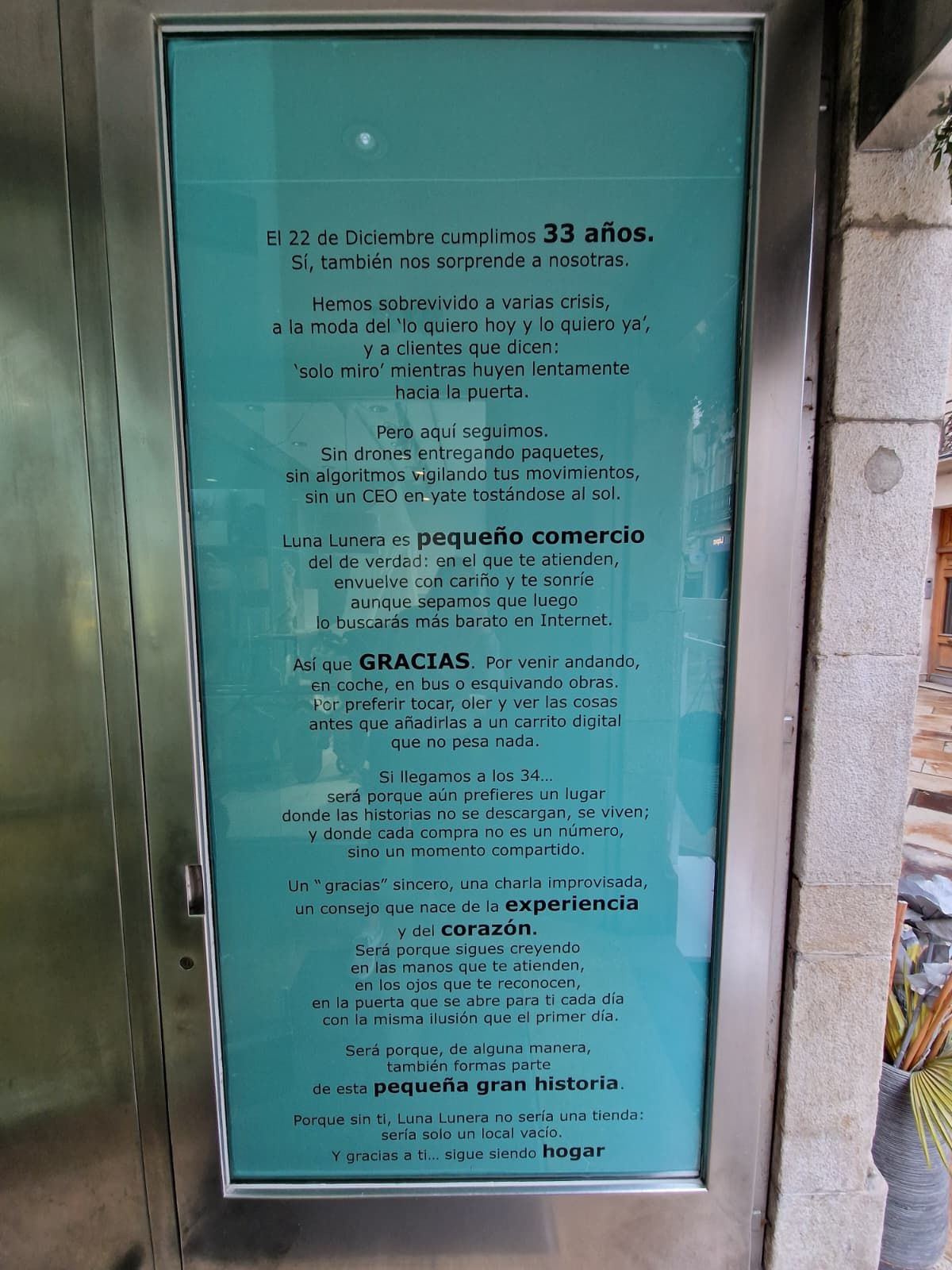 El cartel que las responsables de la tienda coruñesa han puesto a la entrada del local