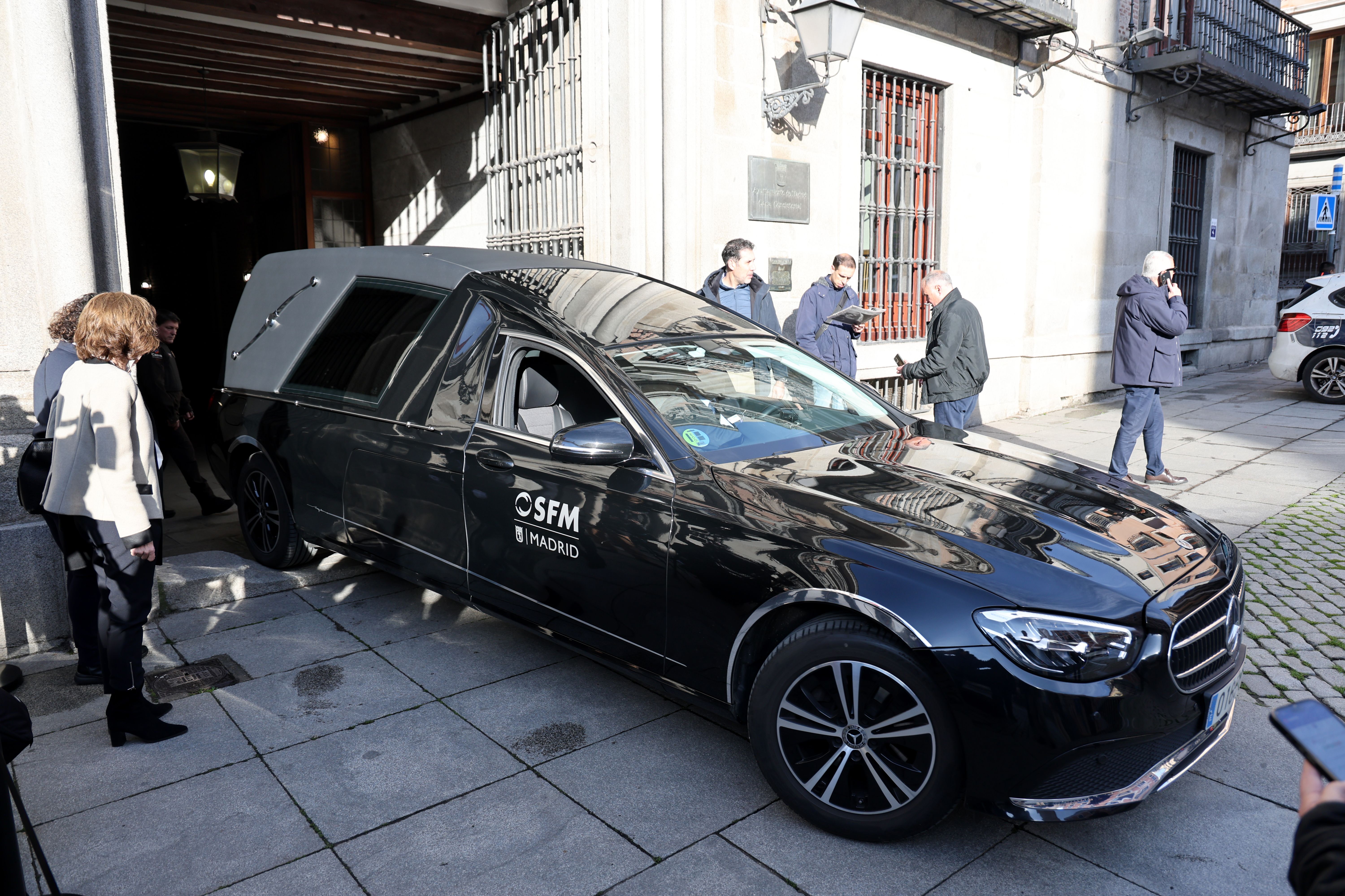 El coche fúnebre con los restos mortales de Raúl del Pozo llega a la capilla ardiente instalada en la Casa de la Villa