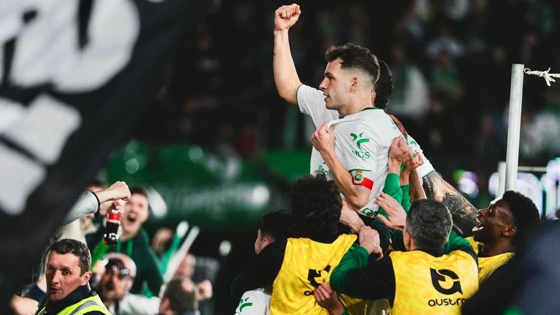 El deriotarra Iñigo Vicente celebra su gol al Córdoba en el Sardinero