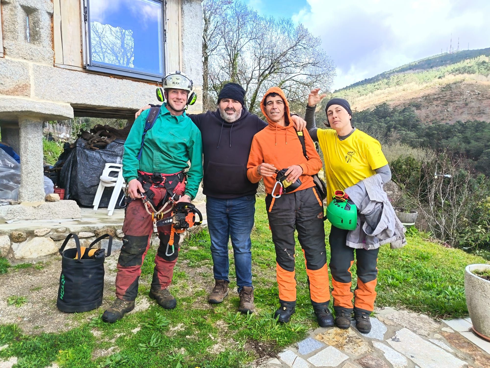 El equipo de Arboricultura Gaia posan después de rescatar al gato atrapado