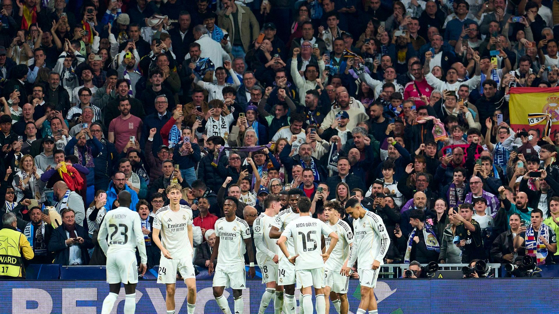 El Real Madrid celebra uno de los goles de Fede Valverde