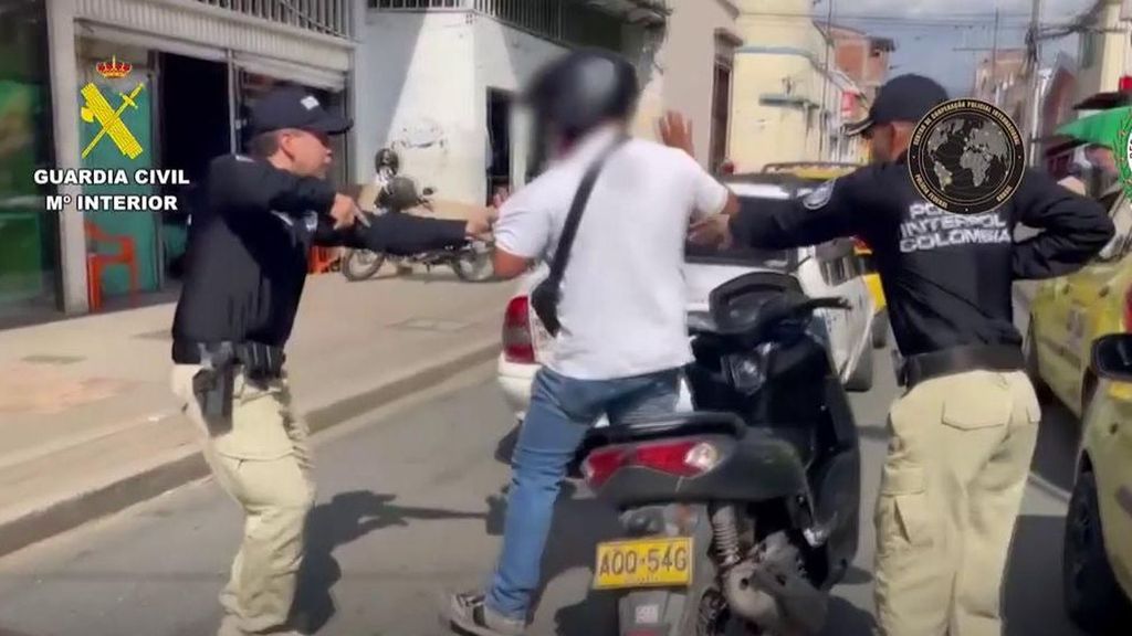 En plena calle en su moto: La detención de un agresor sexual en Colombia que huyó de España