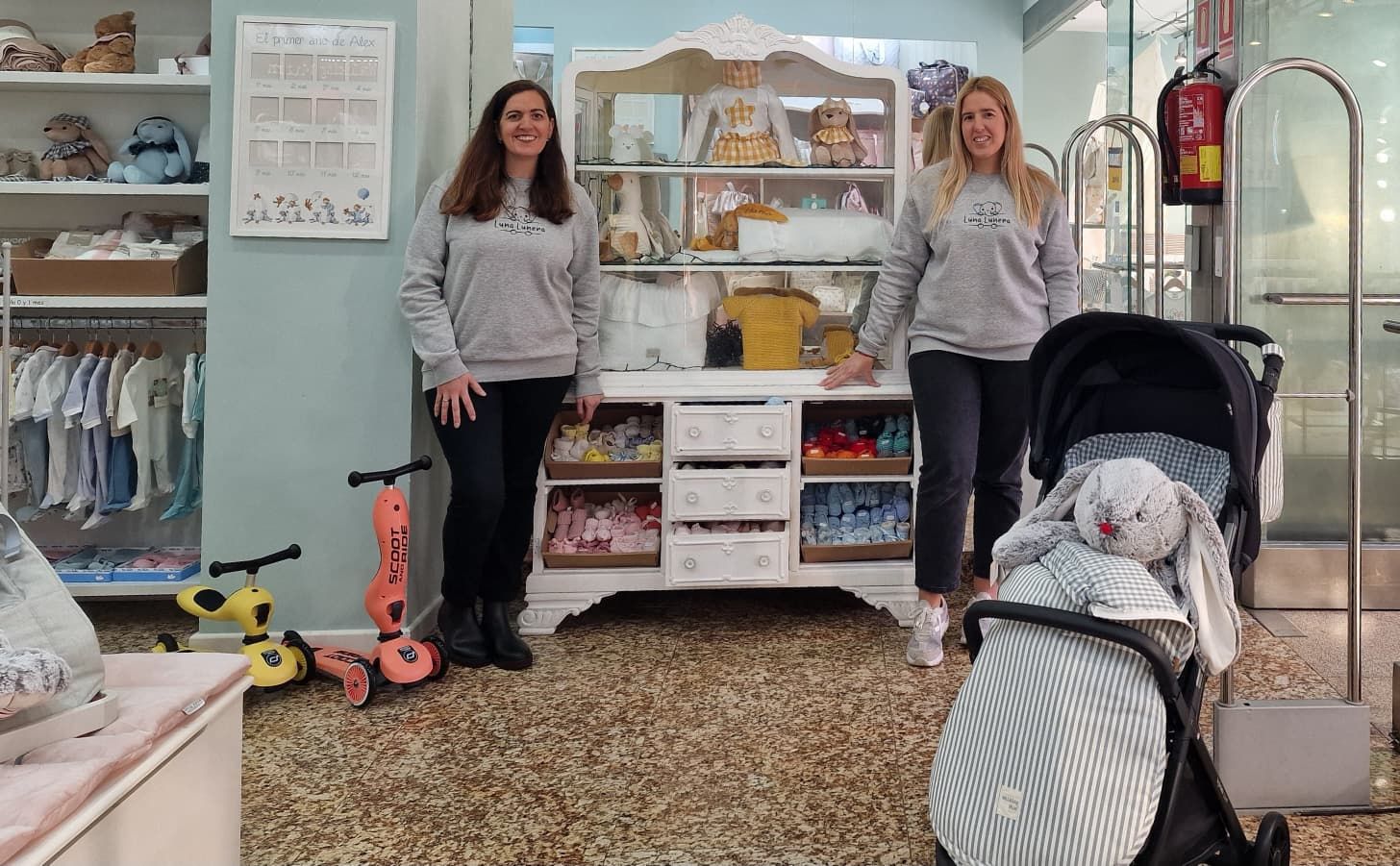 Goretti y Carolina en el interior de la tienda Luna Lunera de A Coruña