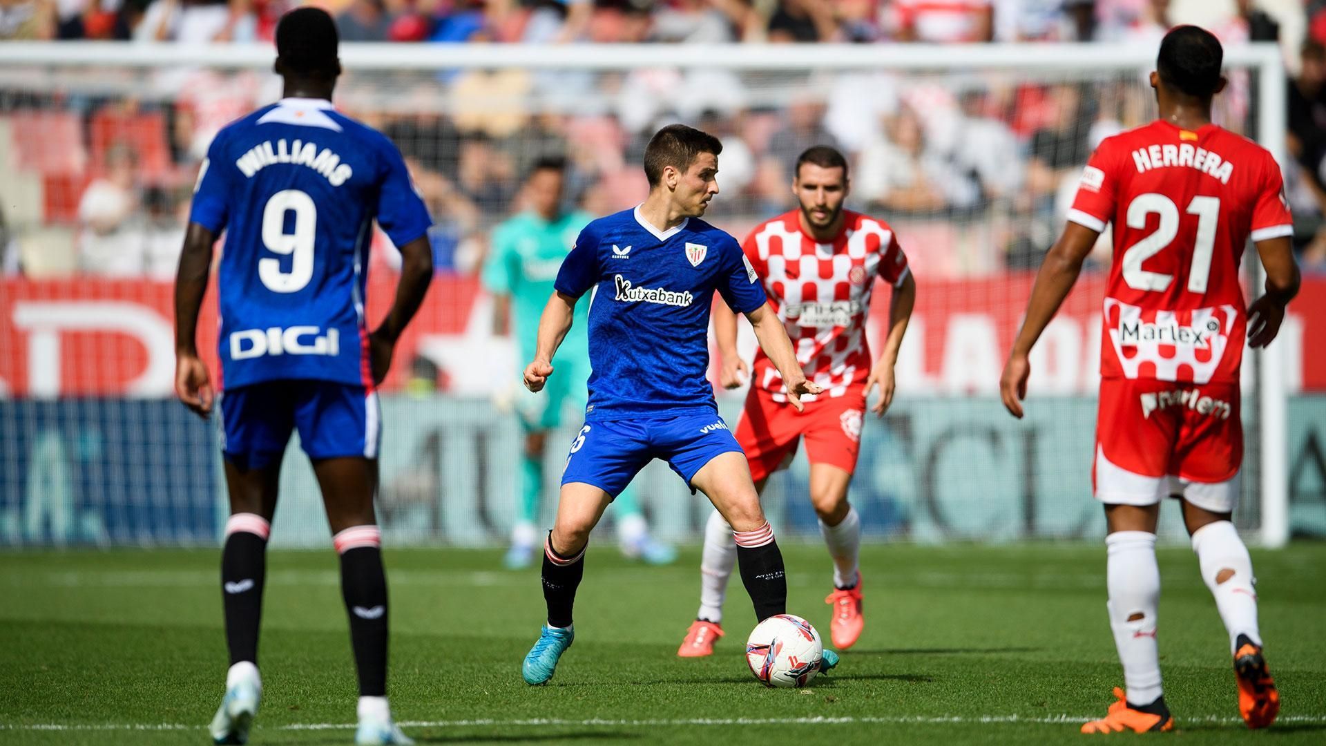 Iñigo Ruiz de Galarreta e Iñaki Williams jugando contra el Girona FC en Montilivi