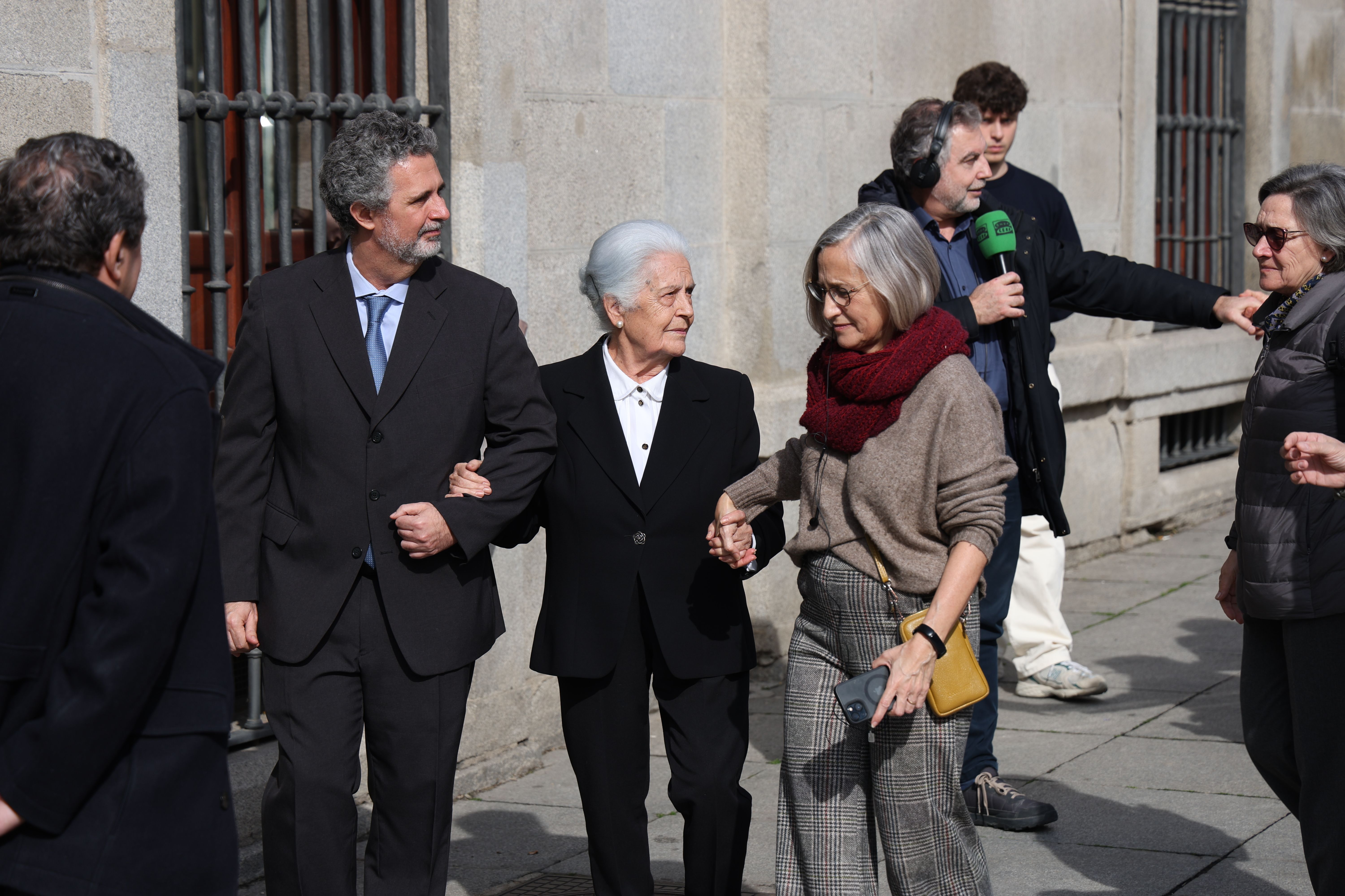 La hermana de Raúl del Pozo, Ángelines, en la capilla ardiente