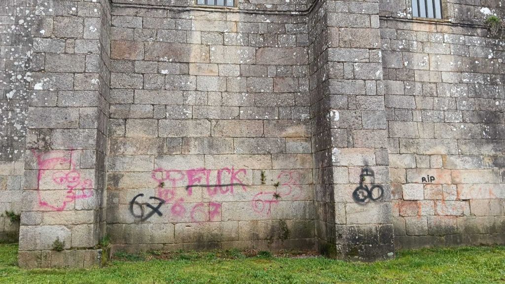 La iglesia de Santa Susana, vandalizada con pintadas dos semanas después de que limpiaran la fachada