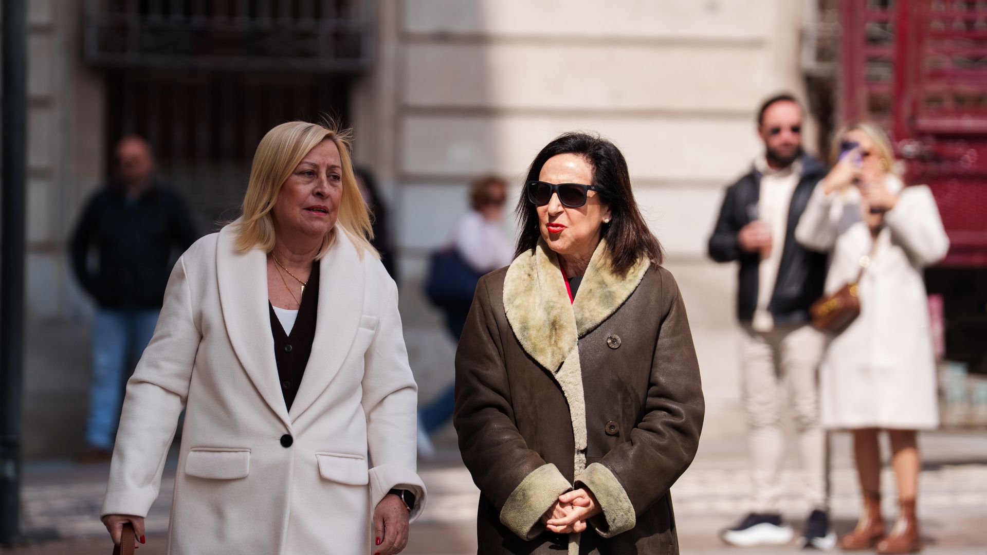 La ministra de Defensa, Margarita Robles, a su llegada a la capilla ardiente de Raúl del Pozo