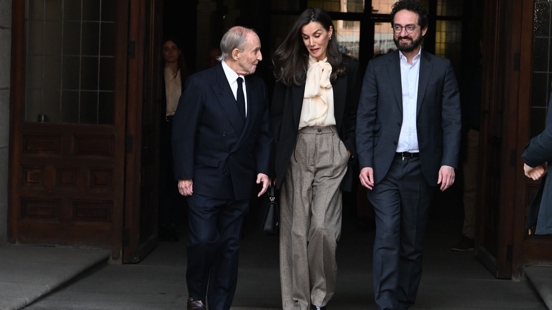 La reina Letizia y Joaquín Manso, en la capilla ardiente de Raúl del Pozo