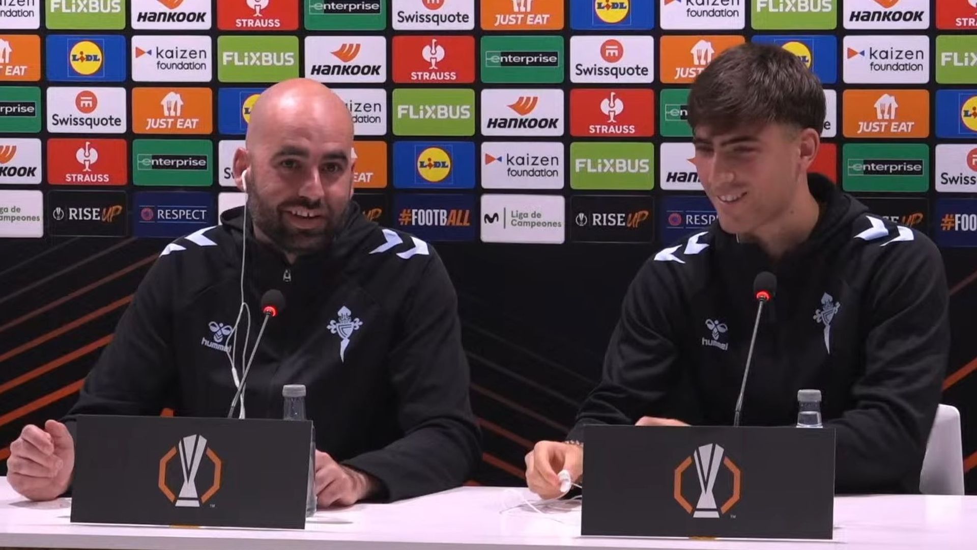 Las risas de Claudio Giráldez y Javi Rodríguez con el fallo del traductor