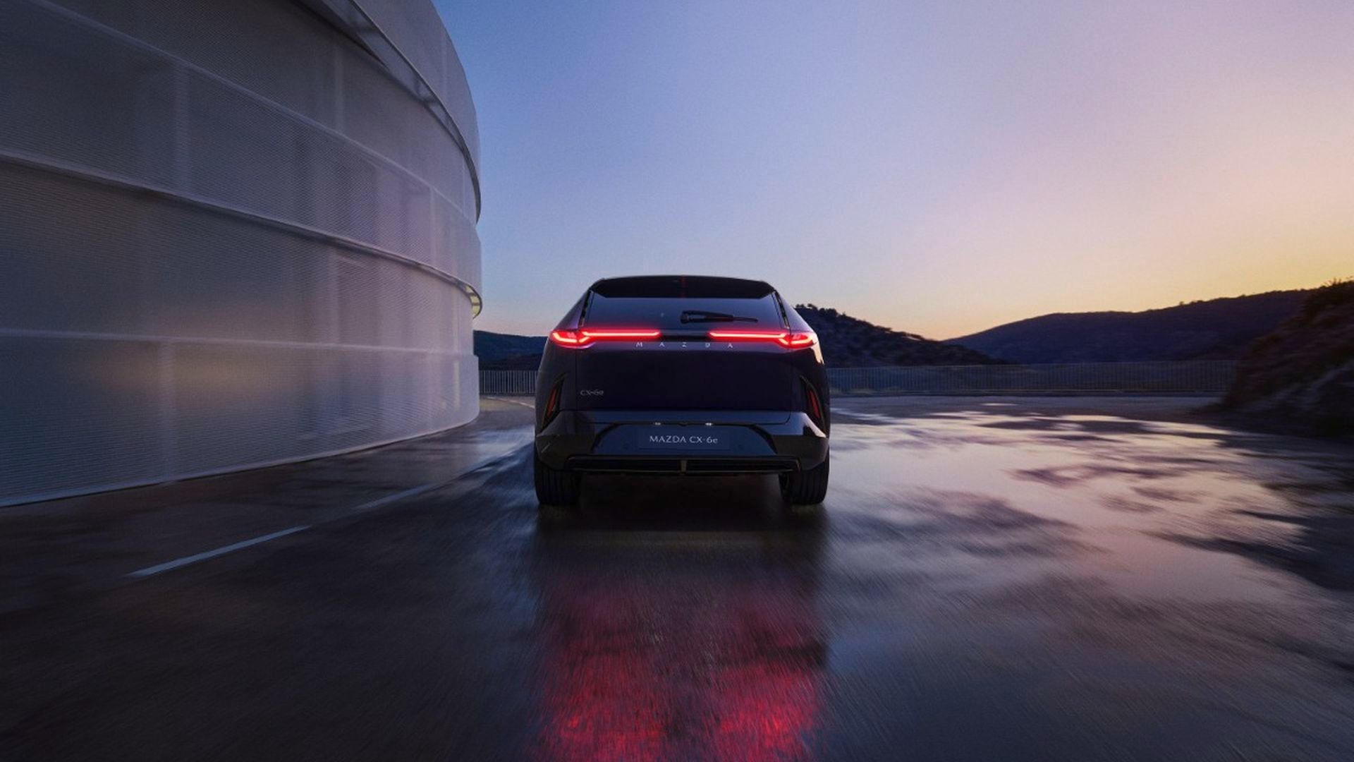 Parte trasera del Mazda CX‑6e eléctrico