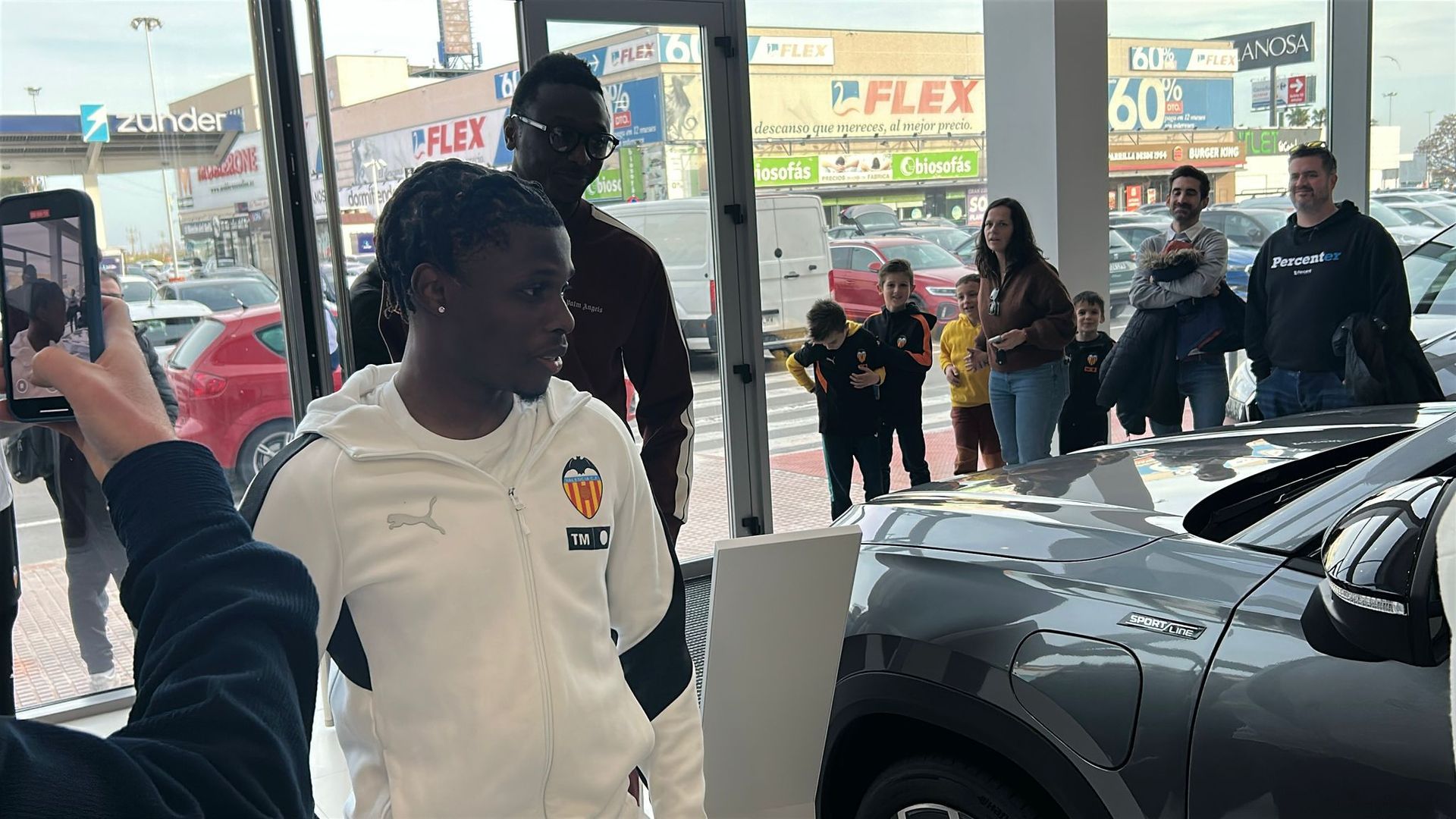 Ramazani y Sadiq miran sus nuevos coches Skoda