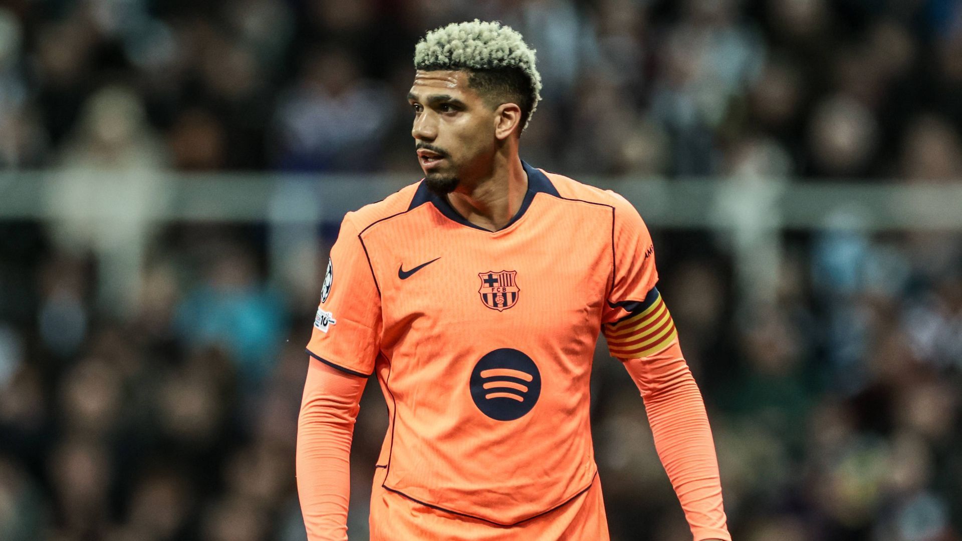 Ronald Araujo durante el Newcastle - Barcelona