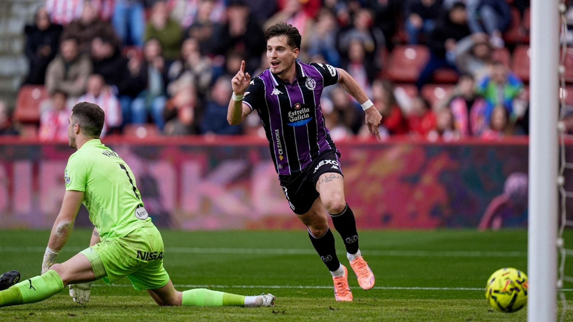 Sergi Canós celebra su gol en Gijón.