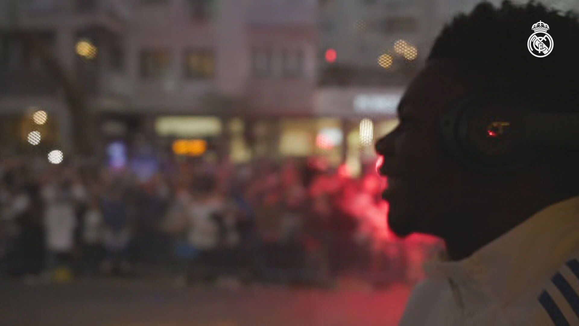 Tchouameni viendo el recimiento de la afición