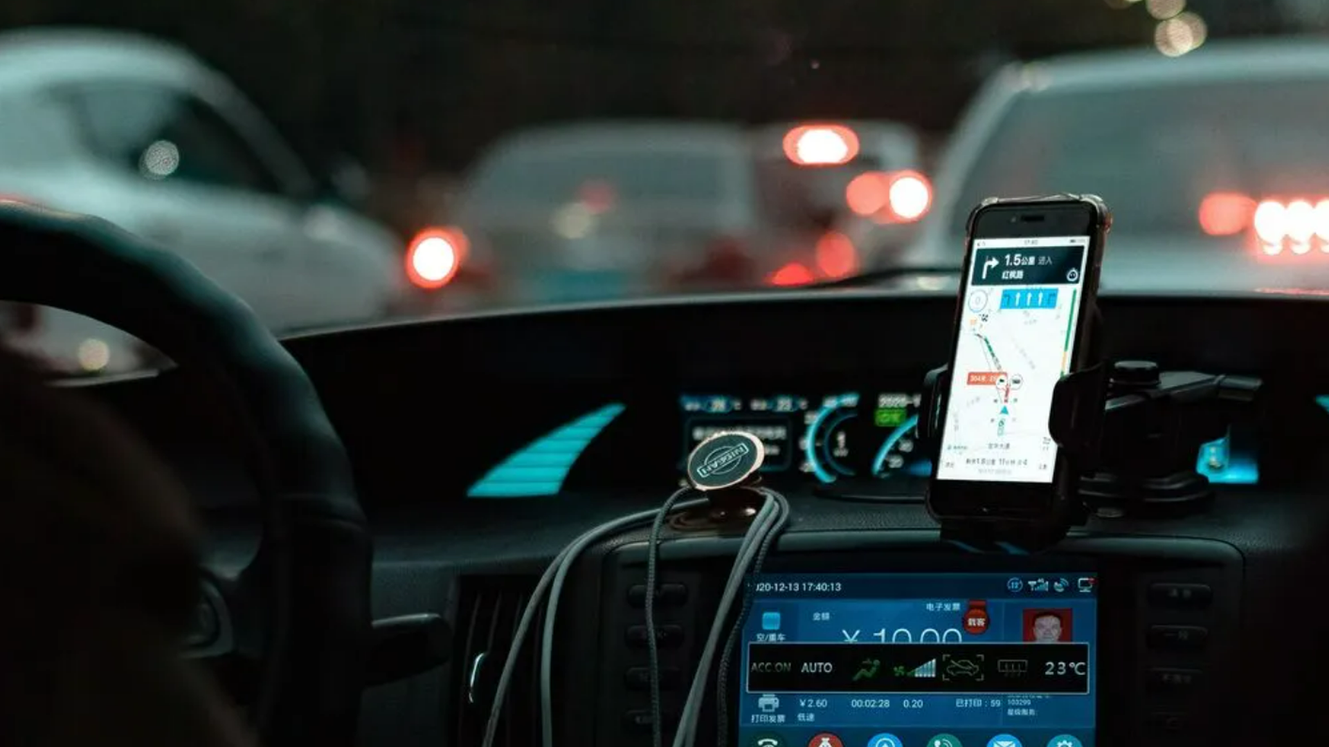 Teléfono móvil en el salpicadero de un coche