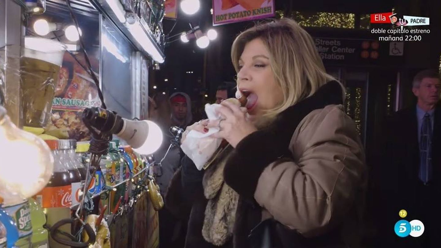 Terelu devora un perrito caliente en Nueva York