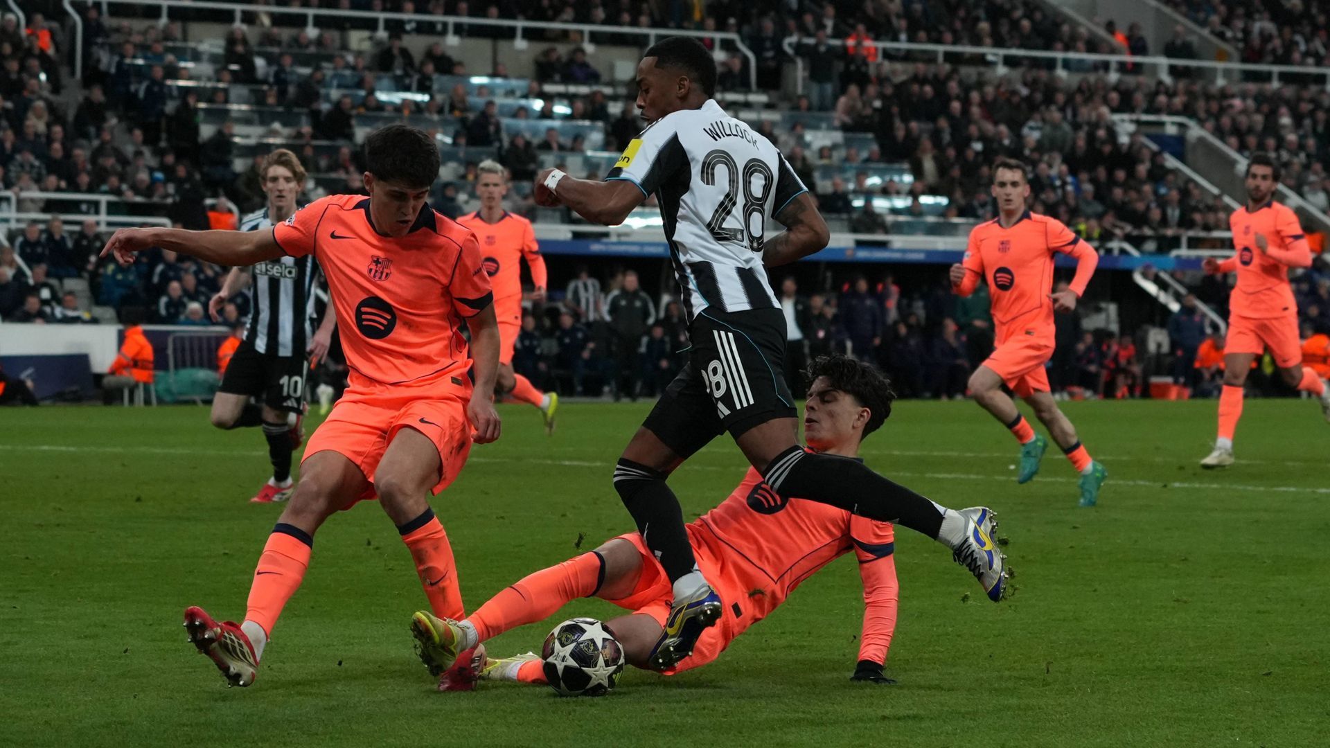 Xavi Espart, en el suelo, evita el regate de Willock