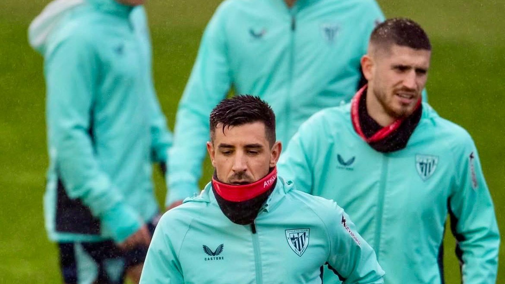 Yuri Berchiche y Oihan Sancet abren el grupo en un entrenamiento en Lezama