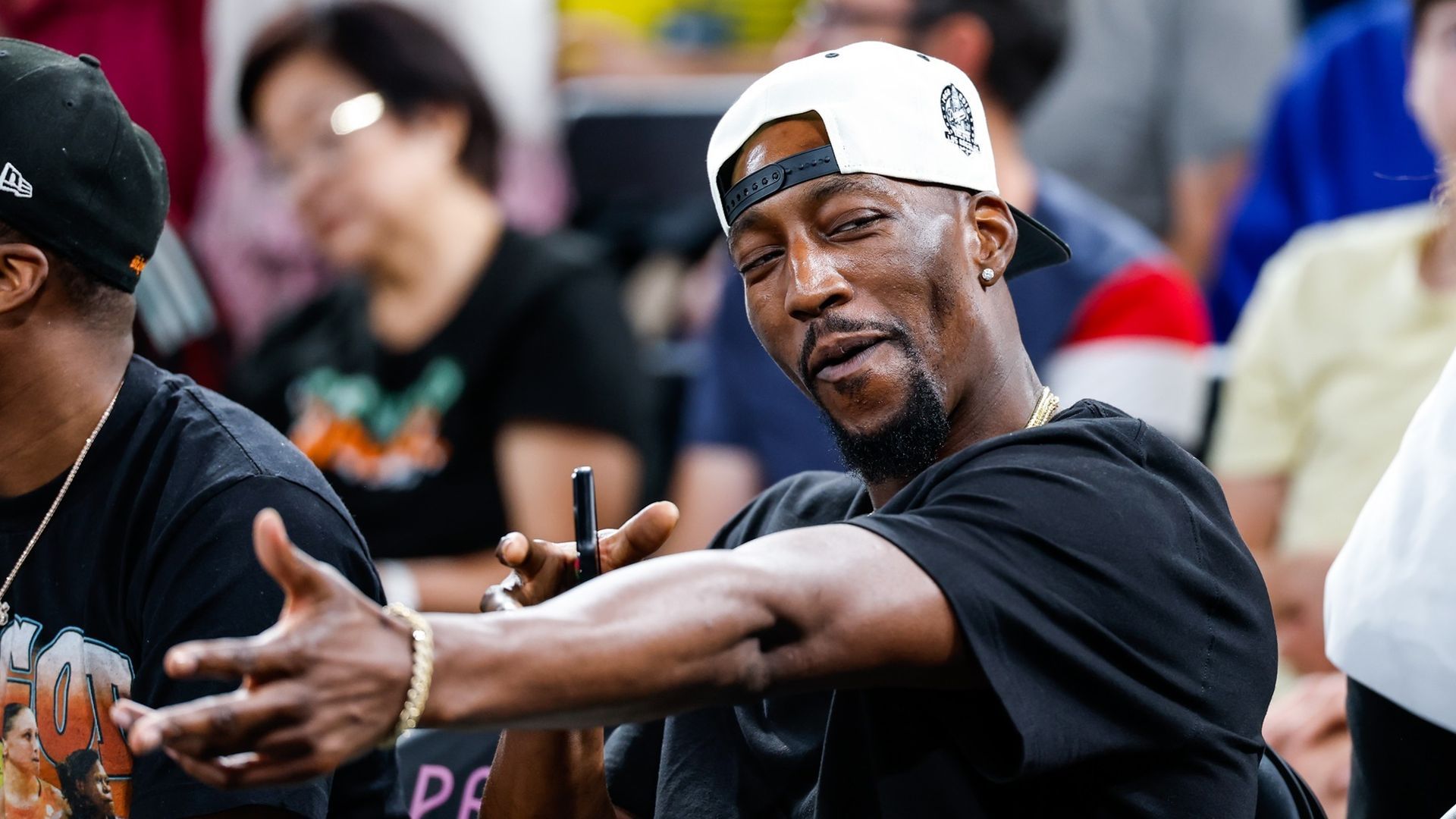Bam Adebayo celebrando una canasta desde el público