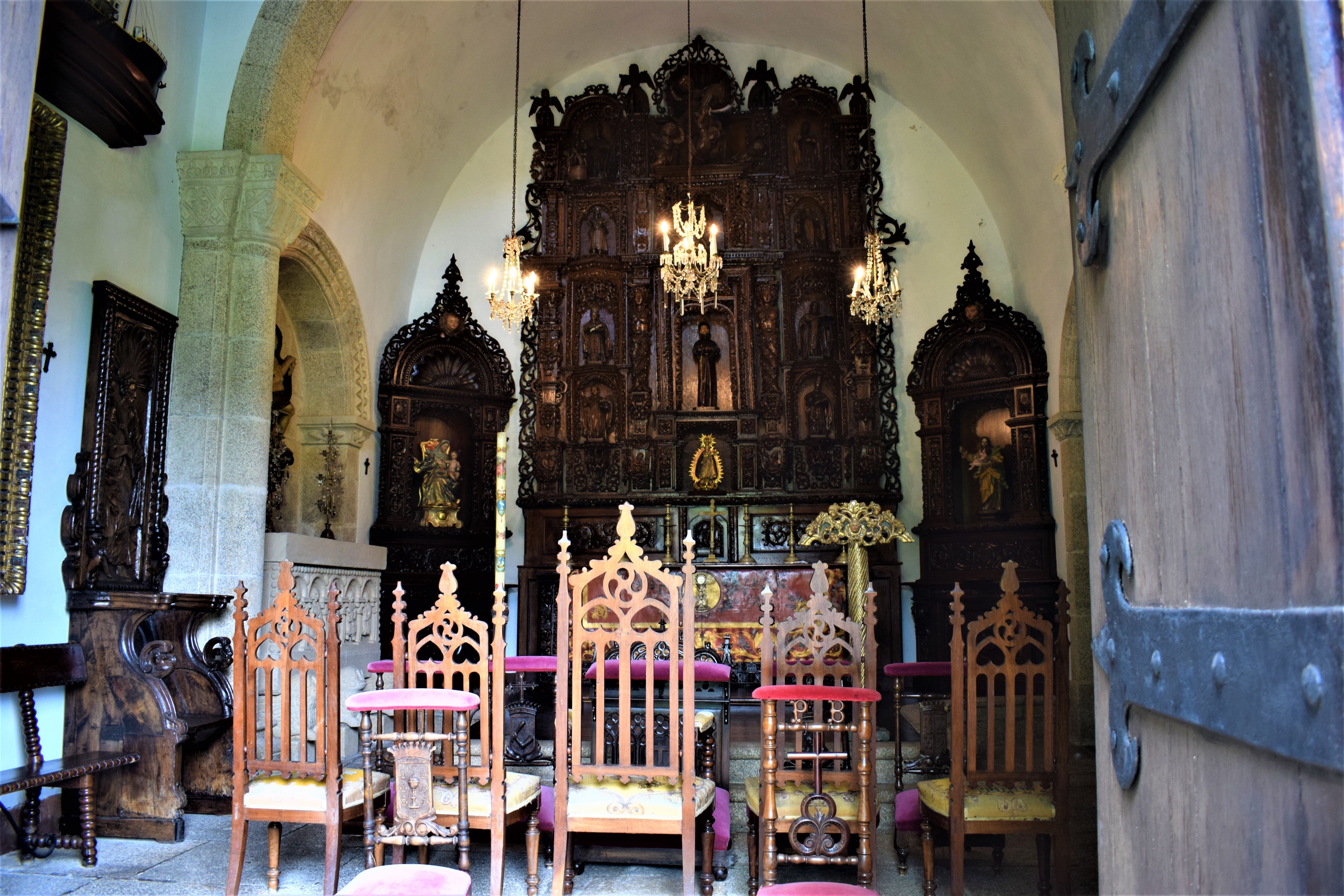 Capilla del pazo, con retablo barroco al frente