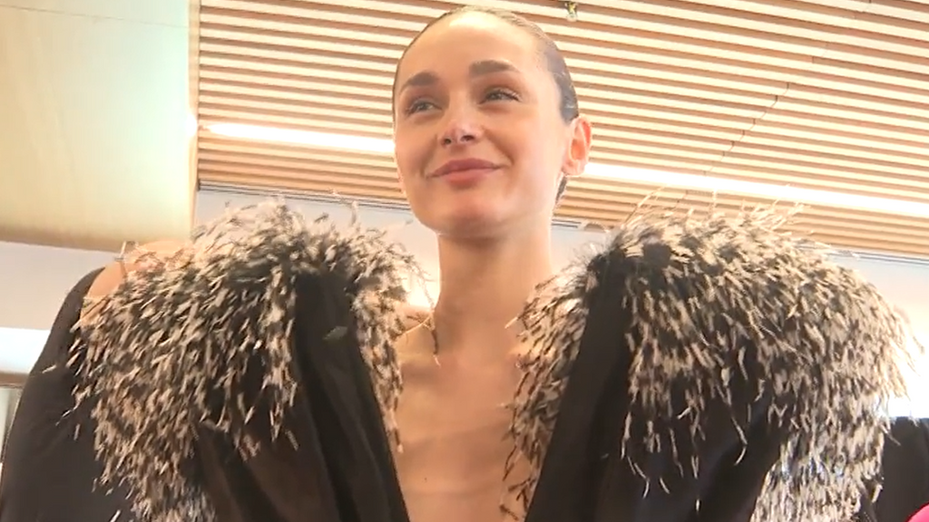 La moda se apodera de la capital madrileña: Plaza de España se transforma en una gran pasarela en el inicio de la semana de desfiles de moda