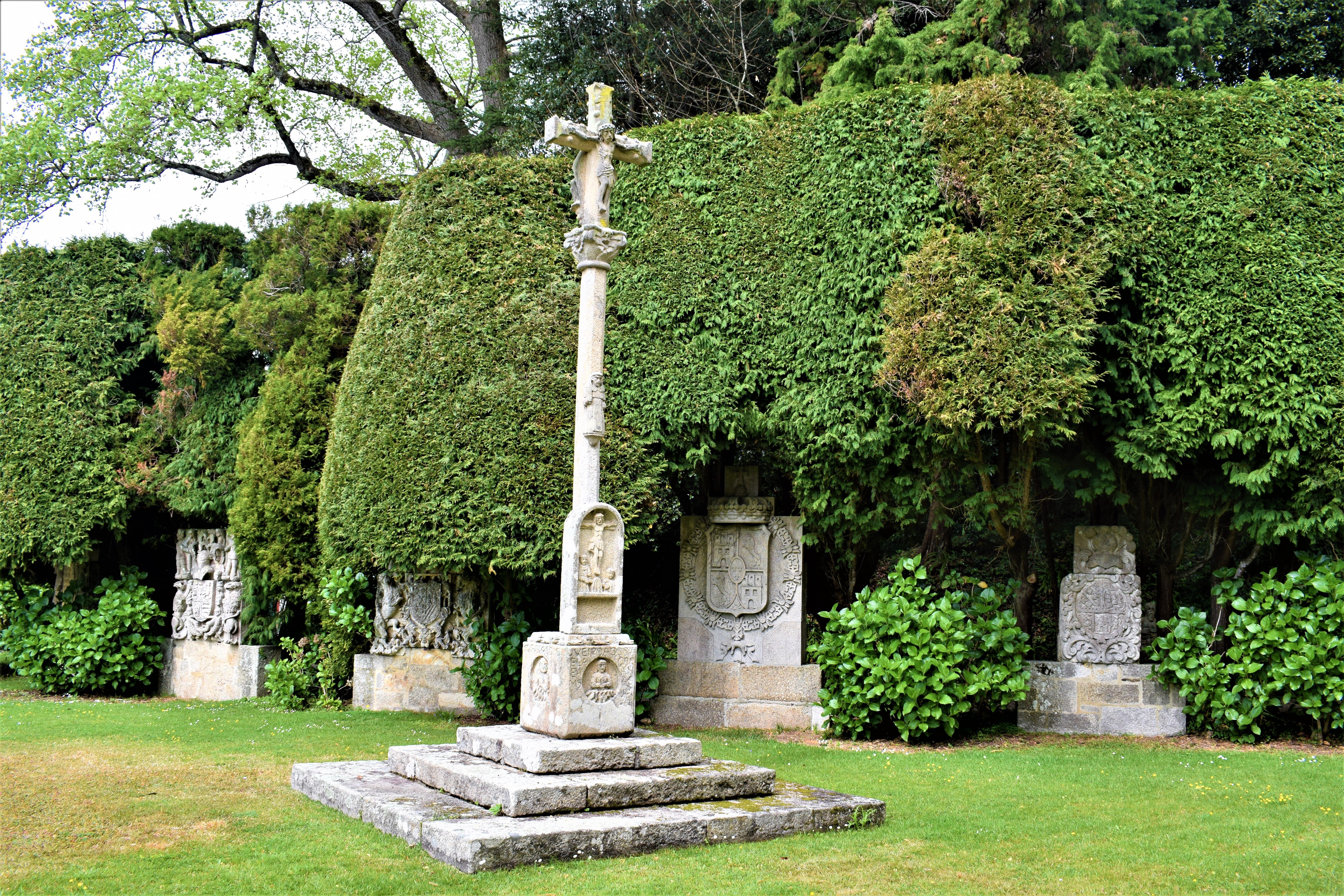 Cruceiro en los jardines del pazo que representa al santo Croques