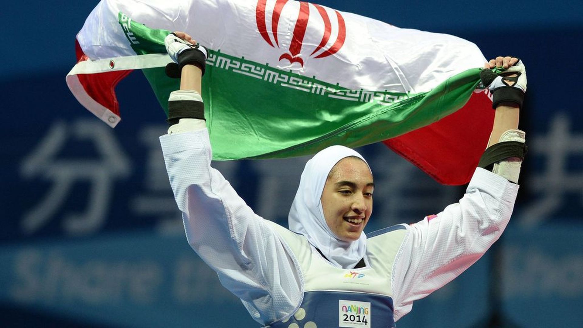 Deportista con la bandera de Irán