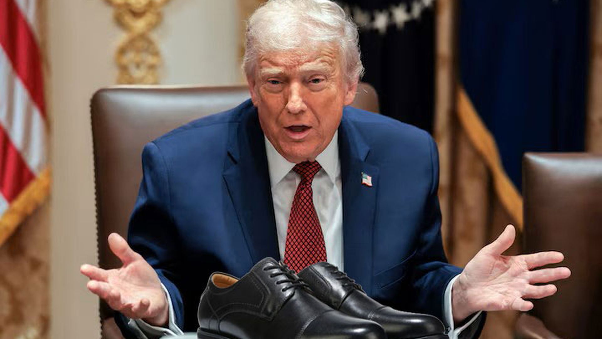 Donald Trump con sus zapatos preferidos Donald Trump con sus zapatos preferidos