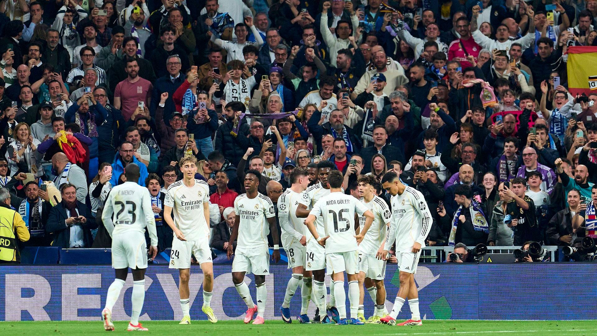 El Real Madrid celebra uno de los goles de Fede Valverde