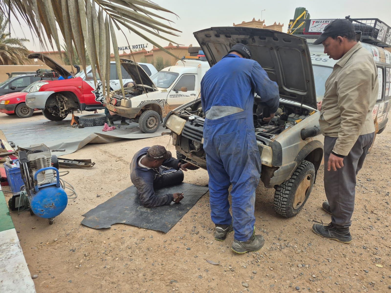 En más de uns ocasión tuvieron que pedir ayuda para reparar la furgoneta