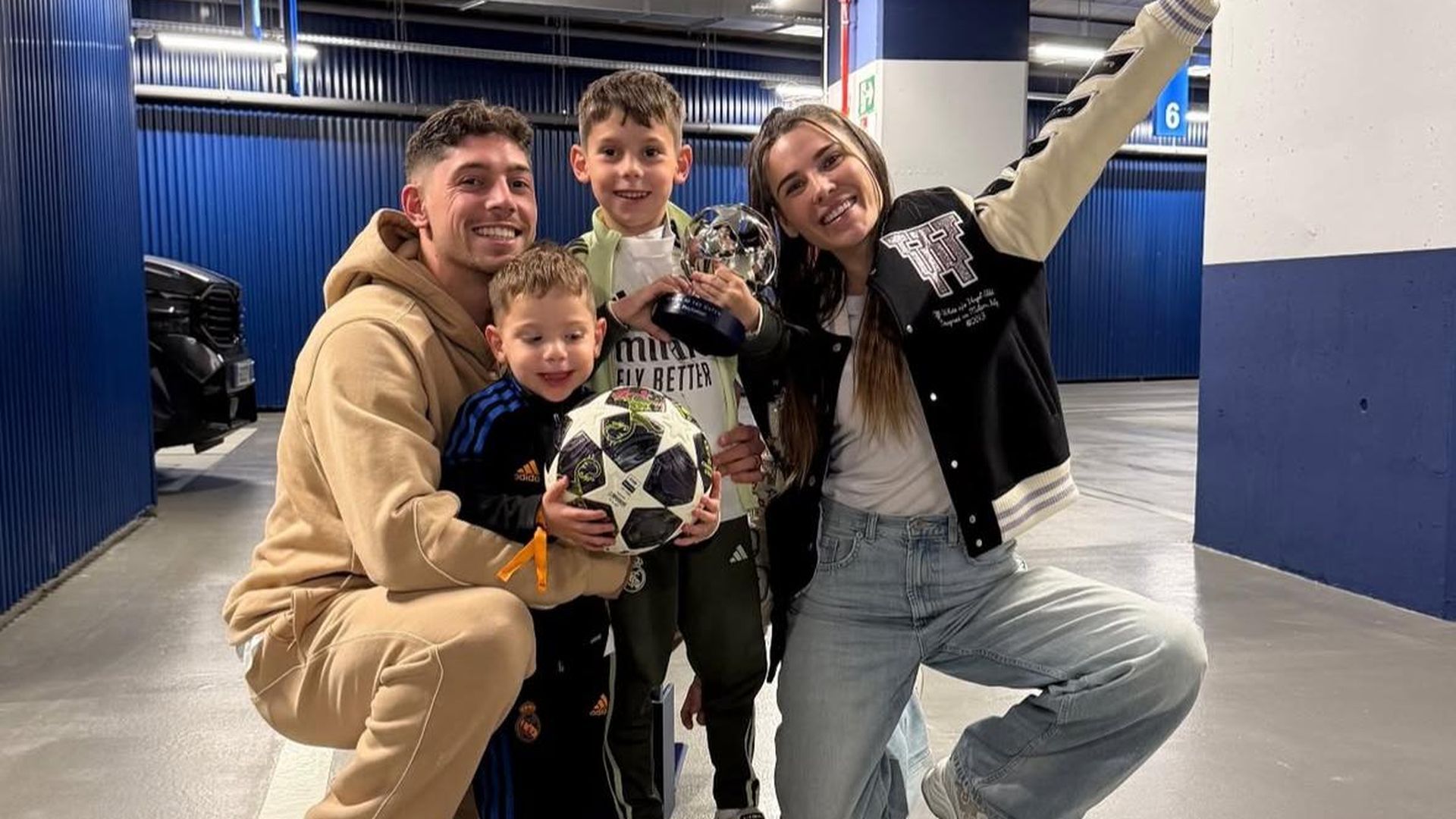 Fede Valverde, Mina y sus dos hijos posan con el balón y el trofeo de la Champions