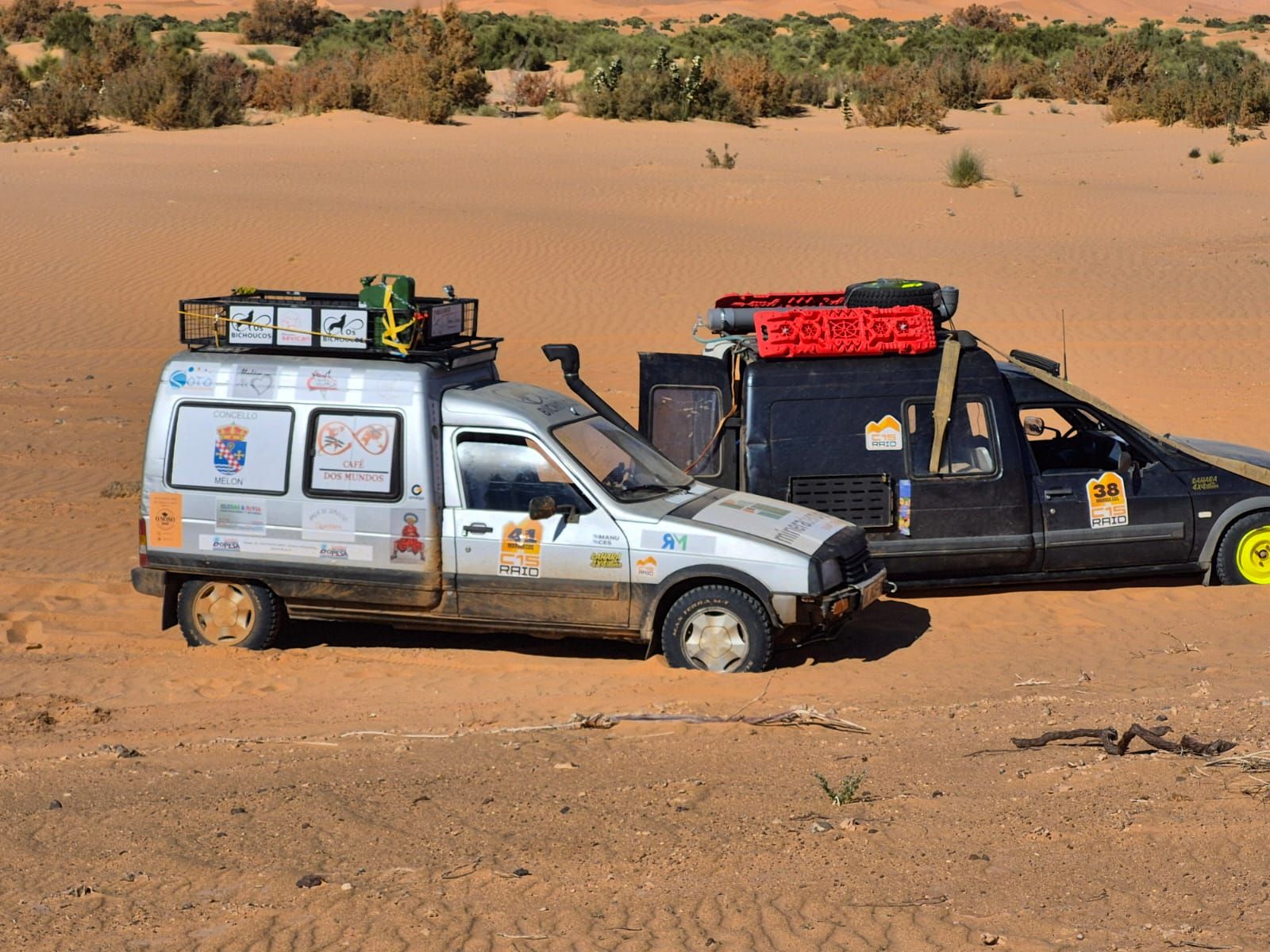 Francisco Ces y Manuel Ángel participaron con su C15 en un raid solidario durante una semana en Marruecos