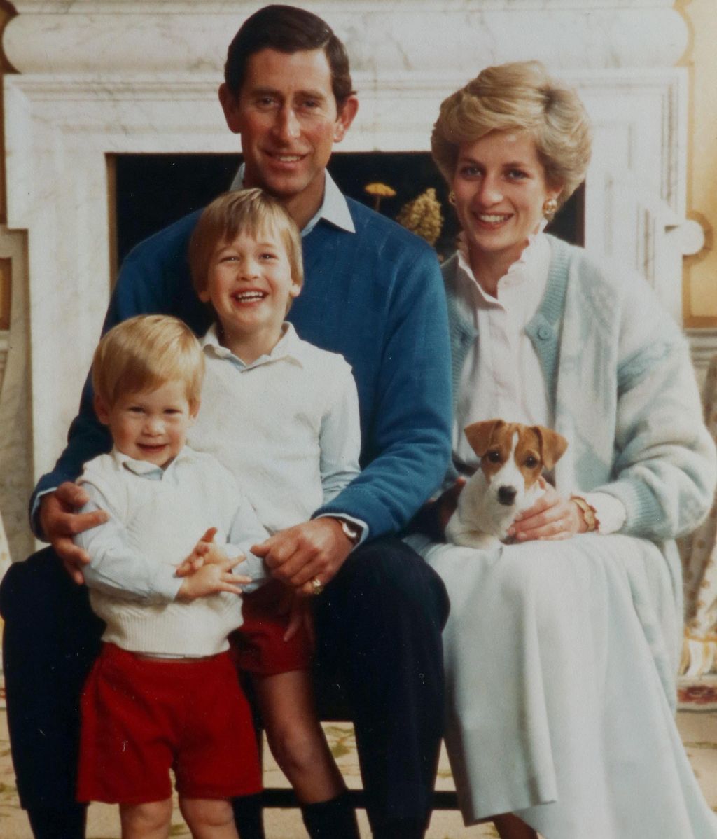 La princesa Lady Di y Carlos III con los príncipes Guillermo y Harry, en un 'christmas' antiguo
