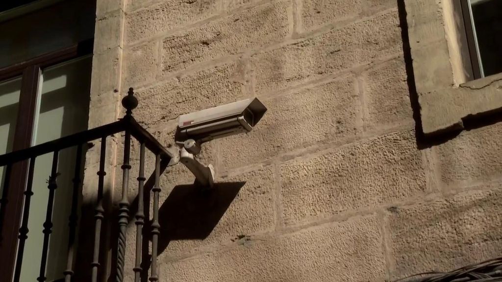 Las cámaras de seguridad de la calle grabaron al detenido por el incendio de Miranda de Ebro: "Se le ve salir quemándose el zapato"